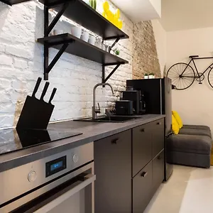 Neukolln Industrial Style 2 Bathrms 3 Bedrms +a/c Apartment